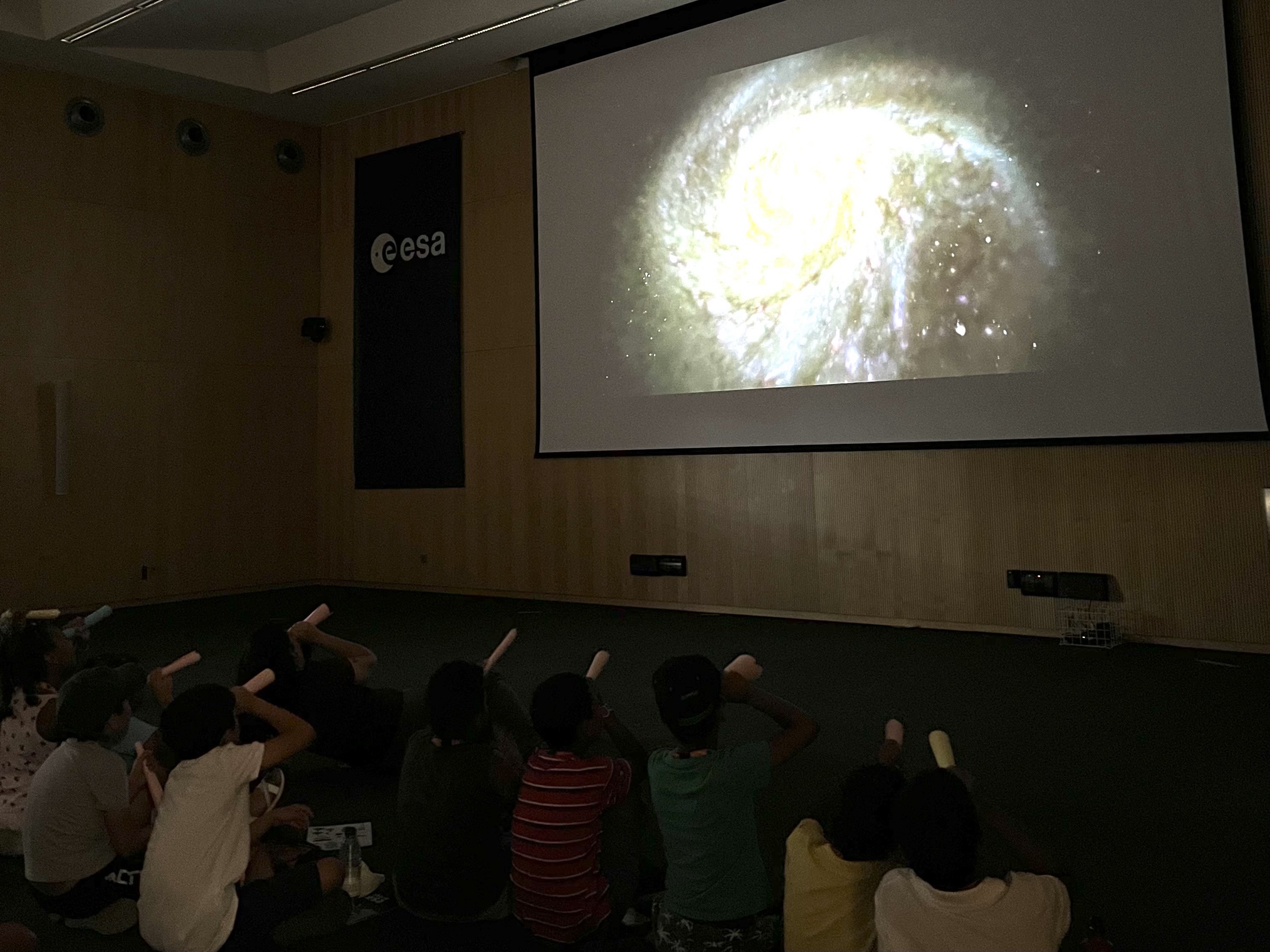 Jóvenes observando el cosmos con telescopios de papel